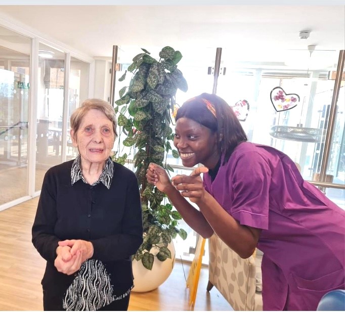 Mayflower_Court's tweet image. Residents enjoying another great music session with the lovely Kim. #Singing #music #groupactivity @Mayflower_Court @AnchorLaterLife @carehome_co_uk @NAPAlivinglife