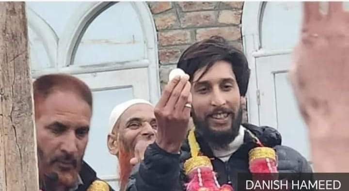 KomailMuavia313's tweet image. سونے کا انڈہ ،، 
یہ کوئی سونے کا انڈا نہیں بلکہ بازار سے چھ روپے میں خریدا گیا ایک عام سا انڈا تھا۔ لیکن مسجد کی تعمیر کے لیے جس جذبے کے ساتھ ایک غریب بیوہ نے اسے عطیہ کیا، اُس نے اس کی مجموعی قیمت سوا دو لاکھ روپے سے زائد تک پہنچا دی۔ انڈیا کے زیر انتظام کشمیر کے شہر سرینگر کے…