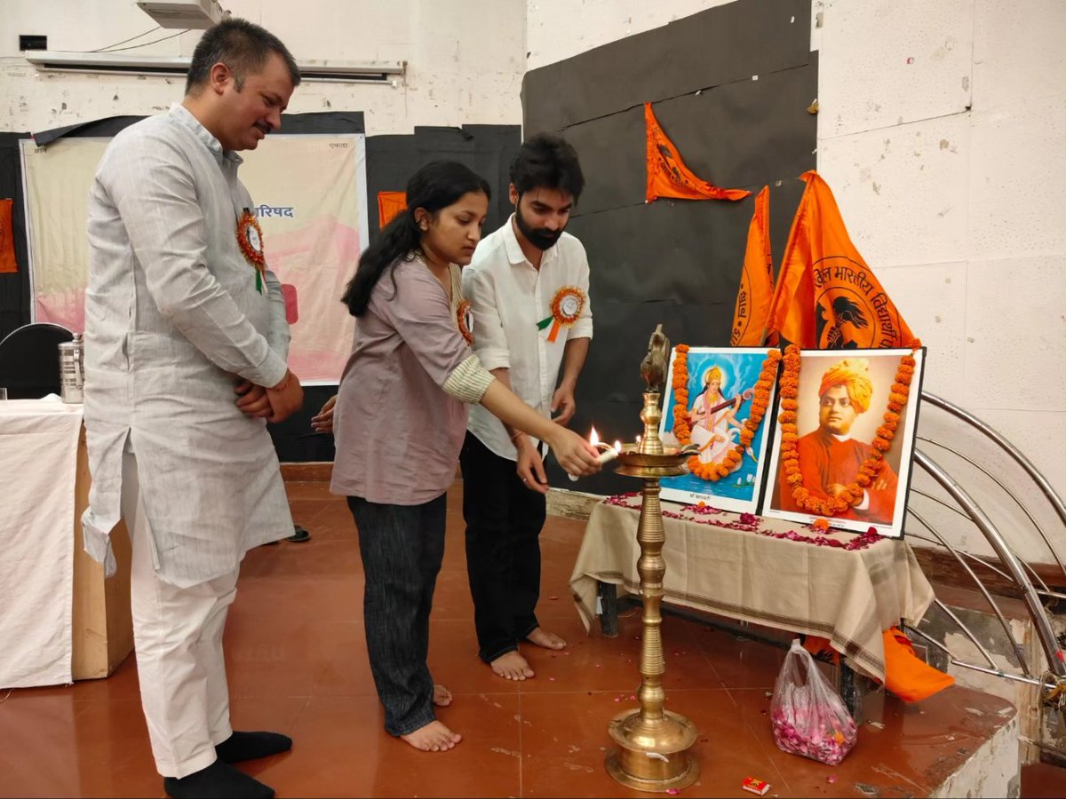 abvpjnu's tweet photo. दिनांक 15 अप्रैल 2024 को अभाविप जेएनयू इकाई की इकाई घोषणा संपन्न हुई। जिसमें अकादमिक वर्ष (2023-24) के लिए श्री राजेश्वर कांत दुबे जी @_rajeshwardubey को अध्यक्ष और सुश्री शिखा स्वराज जी @shikhaswaraj.121 को मंत्री दायित्व के लिए निर्वाचित किया गया। इस अवसर पर अभाविप के राष्ट्रीय संगठन मंत्री श्री आशीष चौहान जी, क्षेत्रीय सह संगठन मंत्री आनंद श्रीवास्तव जी, दिल्ली प्रांत अध्यक्ष श्री तपन कुमार बिहारी जी, प्रांत मंत्री श्री हर्ष अत्री जी, प्रांत संगठन मंत्री श्री राम कुमार जी, प्रांत सह संगठन मंत्री श्री विपिन उन्नियाल जी की विशेष उपस्थिति रही।

सभी नवीन दायित्ववान कार्यकर्ताओं को हार्दिक बधाई एवं शुभकामनाएं।
#ABVP #ABVPJNU #JNU
