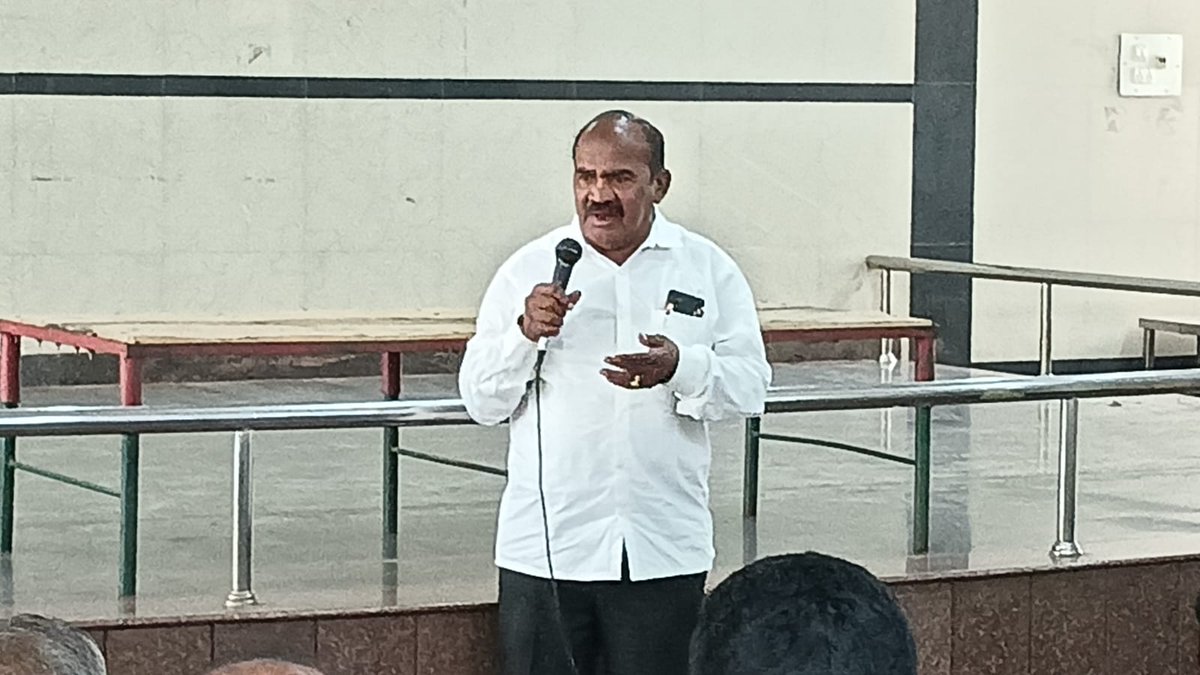 Ramappa_S_MLA's tweet photo. ದಾವಣಗೆರೆ ಲೋಕಸಭಾ ಕ್ಷೇತ್ರದ ಕಾಂಗ್ರೆಸ್ ಅಭ್ಯರ್ಥಿ ಡಾ.ಪ್ರಭಾ ಮಲ್ಲಿಕಾರ್ಜುನ @DrPrabhaSSM ರವರ ನಾಮಪತ್ರ ಸಲ್ಲಿಸುವ ಕಾರ್ಯಕ್ರಮ ಕ್ಕೆ ಹರಿಹರ ತಾಲ್ಲೂಕಿನಿಂದ ಕಾರ್ಯಕರ್ತರು, ಮುಖಂಡರು ಹೆಚ್ಚಿನ ಸಂಖ್ಯೆಯಲ್ಲಿ ತೆರಳುವ ಬಗ್ಗೆ ಇಂದು ಹರಿಹರ ನಗರದಲ್ಲಿ ನಡೆದ ಸಭೆಯಲ್ಲಿ ಭಾಗವಹಿಸಿ ಸಲಹೆ ಸೂಚನೆಗಳನ್ನು ನೀಡಲಾಯಿತು. @dvgmallikarjun https://t.co/RJ6a8GOqQD