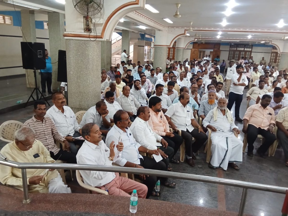 Ramappa_S_MLA's tweet photo. ದಾವಣಗೆರೆ ಲೋಕಸಭಾ ಕ್ಷೇತ್ರದ ಕಾಂಗ್ರೆಸ್ ಅಭ್ಯರ್ಥಿ ಡಾ.ಪ್ರಭಾ ಮಲ್ಲಿಕಾರ್ಜುನ @DrPrabhaSSM ರವರ ನಾಮಪತ್ರ ಸಲ್ಲಿಸುವ ಕಾರ್ಯಕ್ರಮ ಕ್ಕೆ ಹರಿಹರ ತಾಲ್ಲೂಕಿನಿಂದ ಕಾರ್ಯಕರ್ತರು, ಮುಖಂಡರು ಹೆಚ್ಚಿನ ಸಂಖ್ಯೆಯಲ್ಲಿ ತೆರಳುವ ಬಗ್ಗೆ ಇಂದು ಹರಿಹರ ನಗರದಲ್ಲಿ ನಡೆದ ಸಭೆಯಲ್ಲಿ ಭಾಗವಹಿಸಿ ಸಲಹೆ ಸೂಚನೆಗಳನ್ನು ನೀಡಲಾಯಿತು. @dvgmallikarjun https://t.co/RJ6a8GOqQD