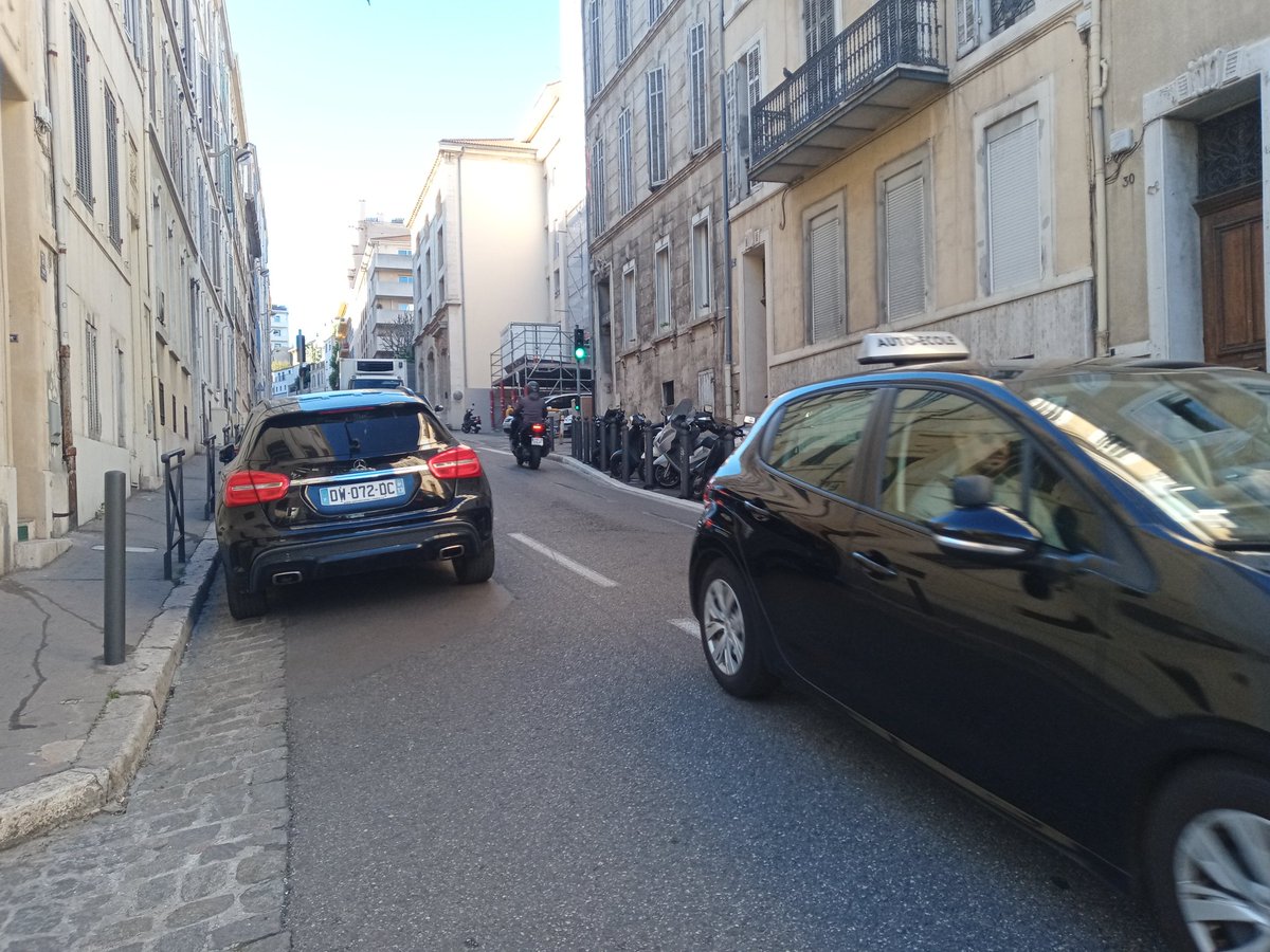 Bld Tellene 13007 Marseille, des #gcum bloquent la moitié de la rue, comme d'habitude #velotaf