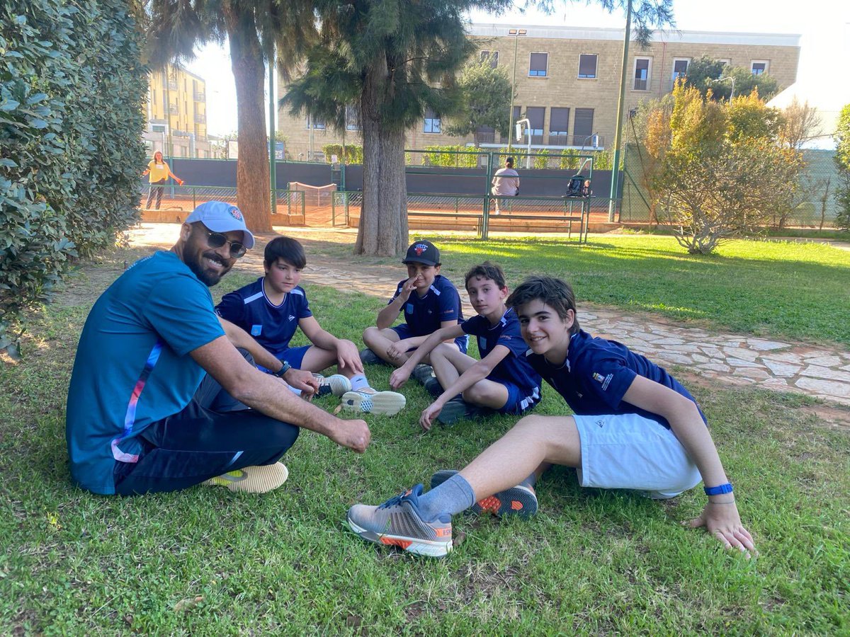 Prima vittoria contro la rappresentativa del Kick Off nel campionato a squadre maschile under 12.
#Lecce #Tennis #TennisLife #CTLecce #CTLecceLife #TennisPlayer #TennisTeam #TennisChampionship #LecceTennis #SalentoTennis #TennisPuglia #TennisItaliano