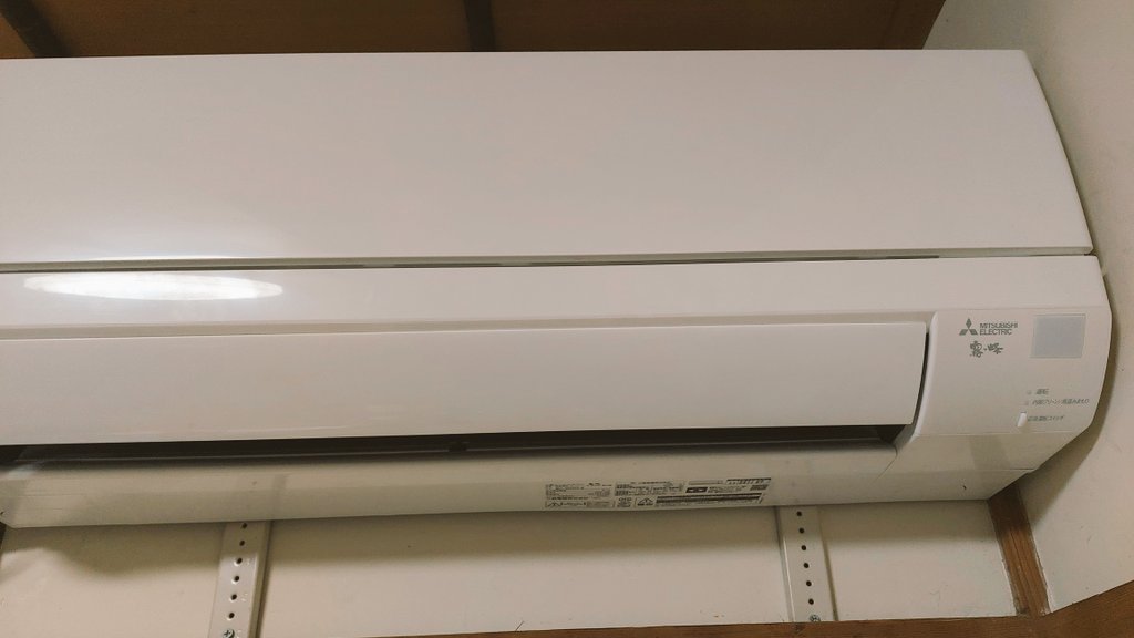 Mtaroxx's tweet photo. 昨日ブレーカー工事を終え、今日エアコン設置(交換)を行いました。
エアコンの電源はエアコン用に独立したコンセントから取らないと本来よくない(危険)なので、
ブレーカーを付け替え(増設)しました。

これからこの部屋へお住いになる方、涼しい夏をお過ごしくださいませ(^-^)
 #原状回復  #電気工事 https://t.co/Ko6pCZZChy