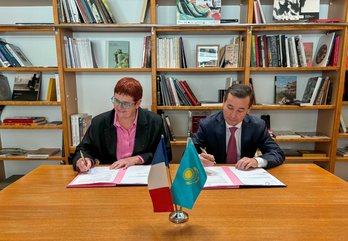 MuseeGuimet's tweet photo. En présence de l’Ambassadrice du Kazakhstan en France, Yannick Lintz et Aibek Sydykov, Directeur du Musée National de la République du Kazakhstan, ont signé une convention pour produire une exposition dédiée aux trésors du Kazakhstan, qui ouvrira ses portes en novembre prochain. https://t.co/JZaTOtESdD