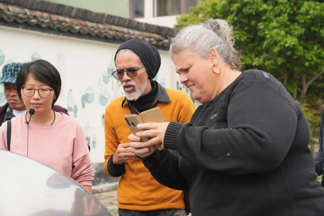 Foreign visitors are having a blast in Heshang ancient town in #Xiaoshan, #Hangzhou, why not join them? #ExploreXiaoshan