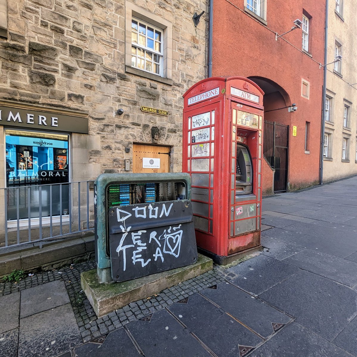 The Royal Mile this morning 😟