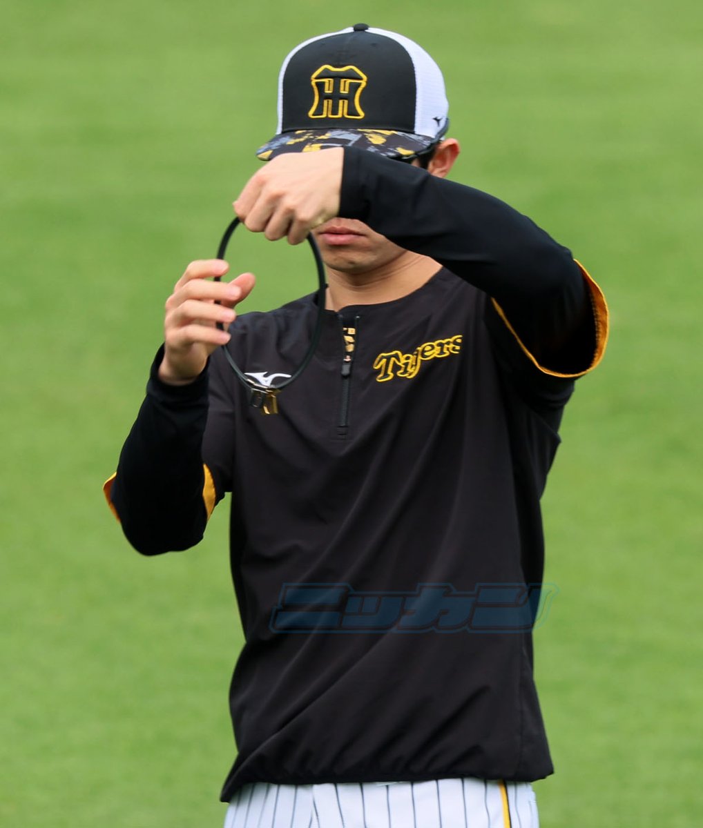 NikkanNaruohama's tweet image. 【何かが気になる…？】
ネックレスをチェック？する中野拓夢選手でした📿
#阪神タイガース