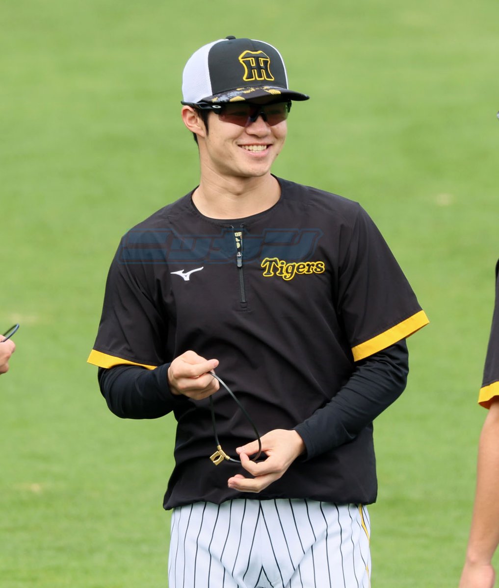 NikkanNaruohama's tweet image. 【何かが気になる…？】
ネックレスをチェック？する中野拓夢選手でした📿
#阪神タイガース