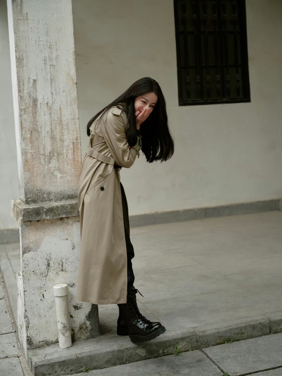 16.04.2024  : #Dilraba's studio weibo update 

เสื้อลายขวางขาวดำสุดคลาสสิก จับคู่กับเสื้อกันลมสีกากีตัวยาว เก็บรหัสลับของเวลาที่ซ่อนอยู่ในเมืองโบราณอันเงียบสงบ ติดตามเสี่ยวตี๋เข้าไปในเมืองแห่งฤดูใบไม้ผลิ และเพลิดเพลินไปกับช่วงเวลาสุดชิลของออกซิเจน~

(1/4)
#TheTruthSS2 #TheTruth2