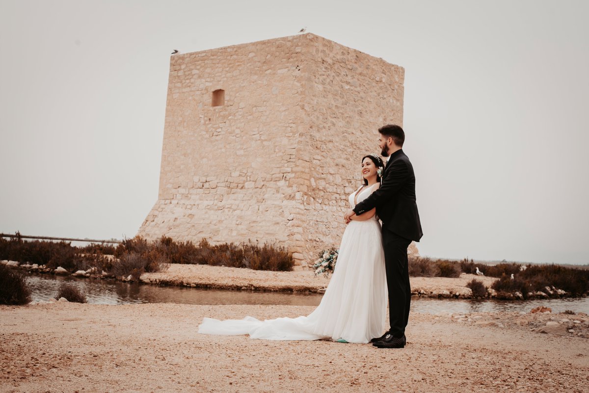 k_fotografia's tweet image. Rubén y Marta son de esas personas que siempre tienen una sonrisa en la cara, aunque les pidas que estén serios para alguna foto, imposible, no pueden remediarlo y fruto de ello salen estas preciosas fotografías de #postboda