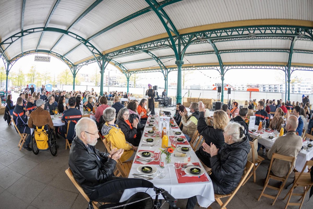 Recent opgedoken foto’s van de eerste bevrijdingsfeesten in Vleuten. (Kwartaalblad <a href="/histvervdmh/">HistVerVdMHLR</a> mrt 2024).
En dit jaar kun jij op eigentijdse wijze met 250 andere wijkbewoners aanschuiven voor de Vrijheidslunch. Gratis na inschrijving via de website.