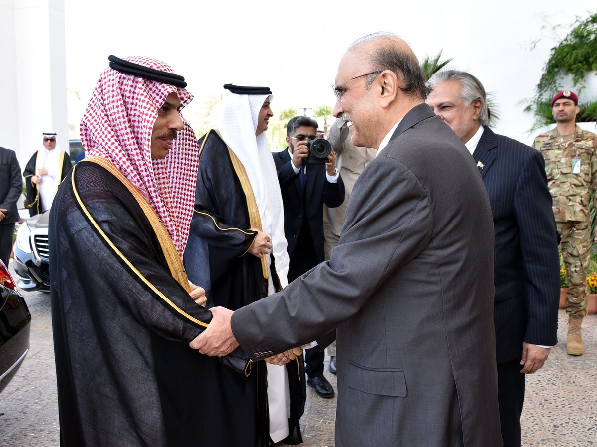 President @AAliZardari receiving the Saudi Foreign Minister, Prince Faisal bin Farhan Al Saud, at Aiwan-i-Sadr.