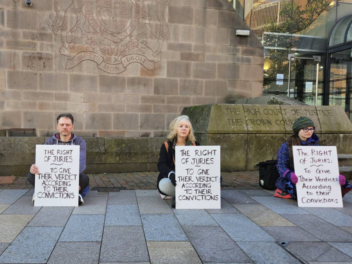 Erosion of jury independence in happening in the UK right now. Protests across the Midlands in support of the @DefendourJuries campaign. Including Nottingham Crown Court today @bbcemt @ITVCentral @Notts_TV @nottslive @GedlingEye @westbridgfdwire @BBCNottingham #DefendOurJuries