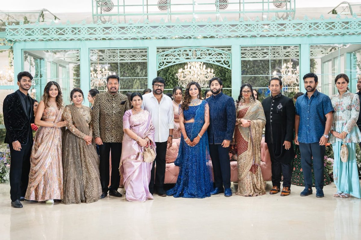 𝐌𝐄𝐆𝐀 𝐒𝐓𝐀𝐑 @KChiruTweets and 𝐆𝐥𝐨𝐛𝐚𝐥 𝐒𝐭𝐚𝐫 @AlwaysRamCharan, along with their families, attended the wedding reception of @shankarshanmugh's daughter

#Chiranjeev #RamCharan #Shankar #GlobalstarRamcharan #GameChanger #Newsof9