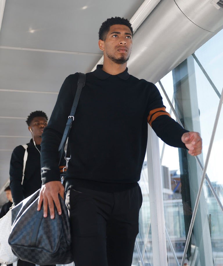 ✈️🏴󠁧󠁢󠁥󠁮󠁧󠁿 Jude Bellingham on the way to Manchester for the #UCL Quarter Final 2nd Leg against Man City tomorrow. #HalaMadrid