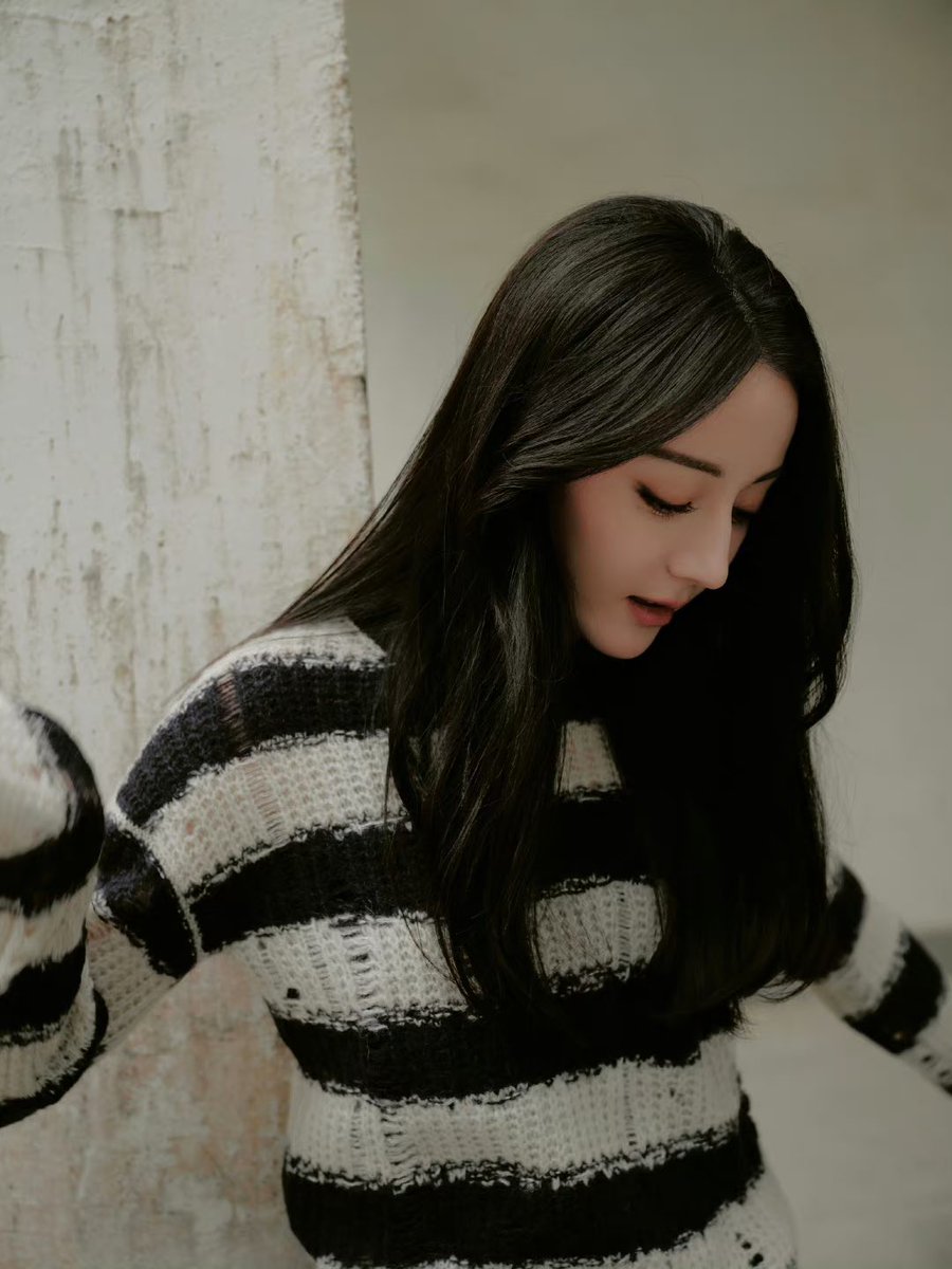 16.04.2024  : #Dilraba's studio weibo update 

เสื้อลายขวางขาวดำสุดคลาสสิก จับคู่กับเสื้อกันลมสีกากีตัวยาว เก็บรหัสลับของเวลาที่ซ่อนอยู่ในเมืองโบราณอันเงียบสงบ ติดตามเสี่ยวตี๋เข้าไปในเมืองแห่งฤดูใบไม้ผลิ และเพลิดเพลินไปกับช่วงเวลาสุดชิลของออกซิเจน~

(3/4)
#TheTruthSS2 #TheTruth2