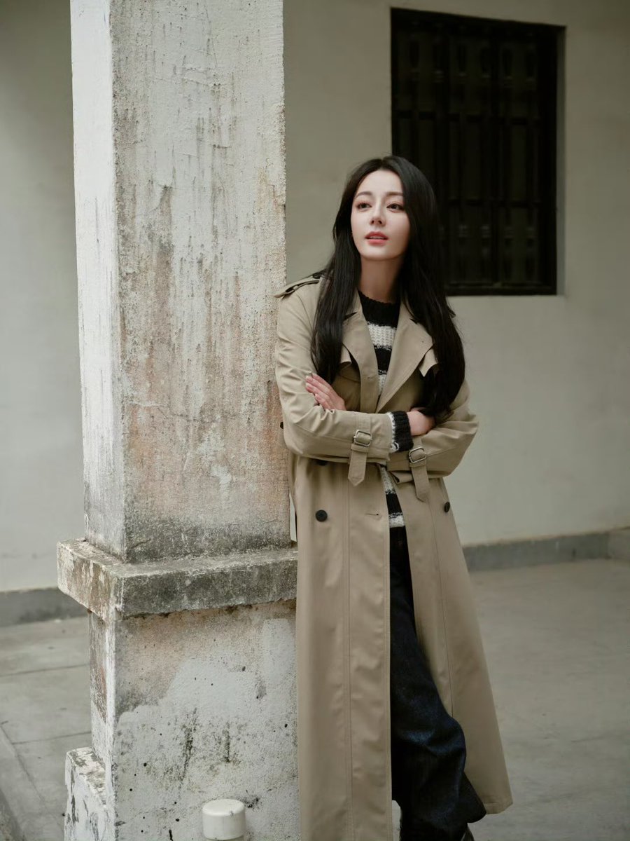 16.04.2024  : #Dilraba's studio weibo update 

เสื้อลายขวางขาวดำสุดคลาสสิก จับคู่กับเสื้อกันลมสีกากีตัวยาว เก็บรหัสลับของเวลาที่ซ่อนอยู่ในเมืองโบราณอันเงียบสงบ ติดตามเสี่ยวตี๋เข้าไปในเมืองแห่งฤดูใบไม้ผลิ และเพลิดเพลินไปกับช่วงเวลาสุดชิลของออกซิเจน~

(4/4)
#TheTruthSS2 #TheTruth2