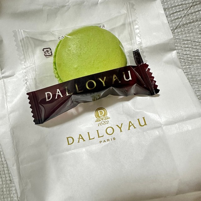 【ほんのりツン】緑色のマカロン、「抹茶味」ではなく実は… 予想外の味に反響
news.livedoor.com/article/detail…

食品表示には「マカロン わさび」と書かれていたという。わさびのマカロンを作ったダロワイヨによると、ホワイトチョコのガナッシュにわさびを加えた4月限定のフレーバーとのこと。