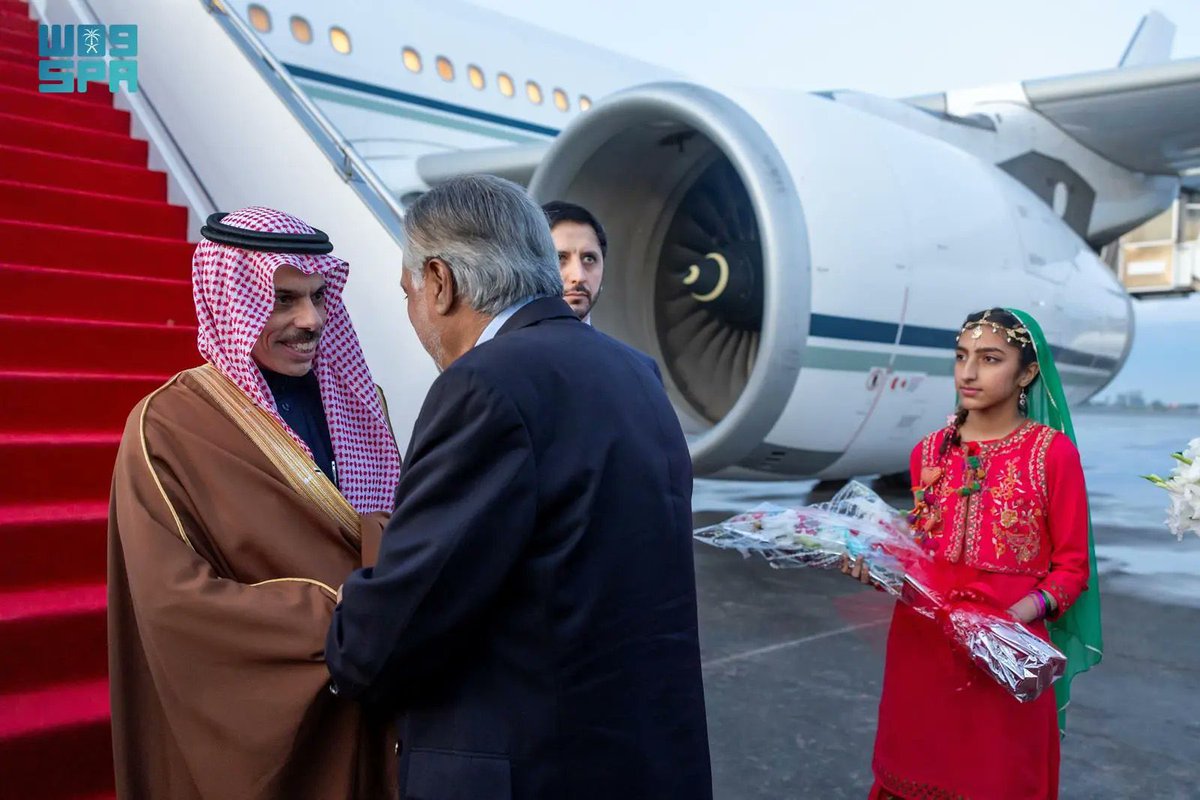 Photos | Le ministre des Affaires étrangères arrive au #Pakistan en visite officielle à la tête de la délégation de haut niveau du Royaume d’#ArabieSaoudite. 
#EKHactualités