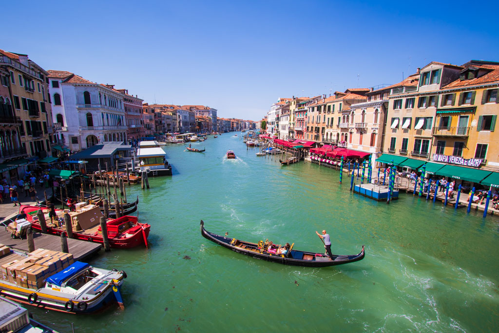 Sapete che dal T Fondaco dei Tedeschi c'è una bellissima vista sul Ponte di Rialto e sul Canal Grande a #Venezia? L'ingresso è gratuito e basta prenotare l'accesso. Massimo 15 minuti per 40 persone alla volta. Il #panorama è super! 😍 I dettagli qui: assaggidiviaggio.it/2024/02/cosa-v…