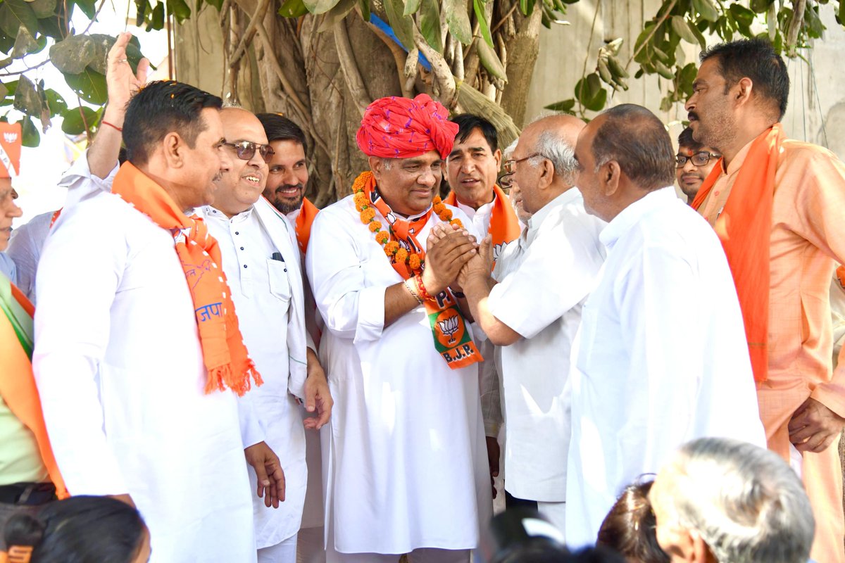 byadavbjp's tweet photo. आज मुण्डावर में झझारपुर, हटूंडी, पीपली, मुण्डावर, श्योपुर, गांधीनगर एवं गढी, खानपुर अहीर, सिहाली खुर्द में अपने जनसम्पर्क कार्यक्रम के अंतर्गत जनता-जनार्दन से मिला। 

माताओं-बहनों और बुजुर्गों ने विजयश्री का आशीर्वाद दिया। सबने समर्थन का विश्वास दिया। 

सभी का कोटि-कोटि आभार! https://t.co/UAemDkxUdA