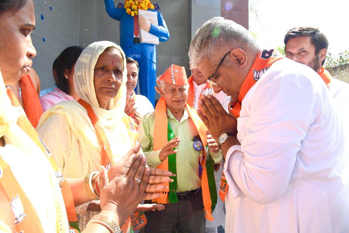 byadavbjp's tweet photo. आज मुण्डावर में झझारपुर, हटूंडी, पीपली, मुण्डावर, श्योपुर, गांधीनगर एवं गढी, खानपुर अहीर, सिहाली खुर्द में अपने जनसम्पर्क कार्यक्रम के अंतर्गत जनता-जनार्दन से मिला। 

माताओं-बहनों और बुजुर्गों ने विजयश्री का आशीर्वाद दिया। सबने समर्थन का विश्वास दिया। 

सभी का कोटि-कोटि आभार! https://t.co/UAemDkxUdA