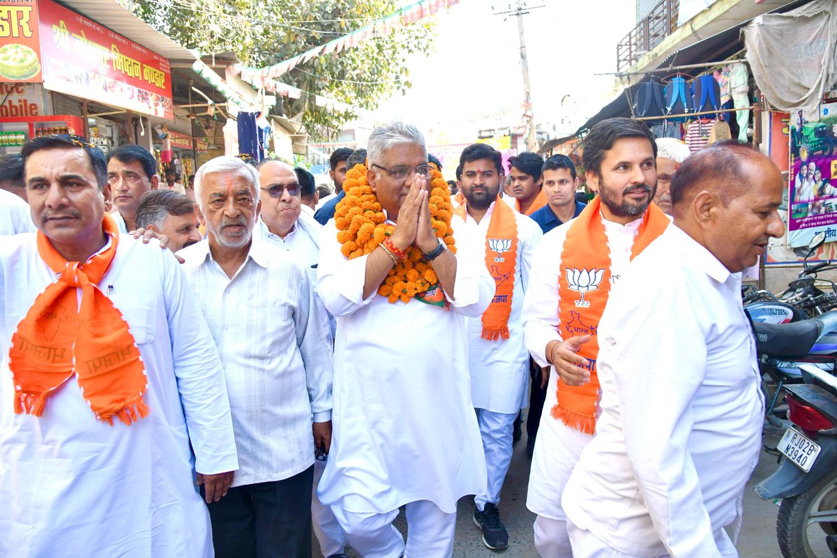 byadavbjp's tweet photo. आज मुण्डावर में झझारपुर, हटूंडी, पीपली, मुण्डावर, श्योपुर, गांधीनगर एवं गढी, खानपुर अहीर, सिहाली खुर्द में अपने जनसम्पर्क कार्यक्रम के अंतर्गत जनता-जनार्दन से मिला। 

माताओं-बहनों और बुजुर्गों ने विजयश्री का आशीर्वाद दिया। सबने समर्थन का विश्वास दिया। 

सभी का कोटि-कोटि आभार! https://t.co/UAemDkxUdA