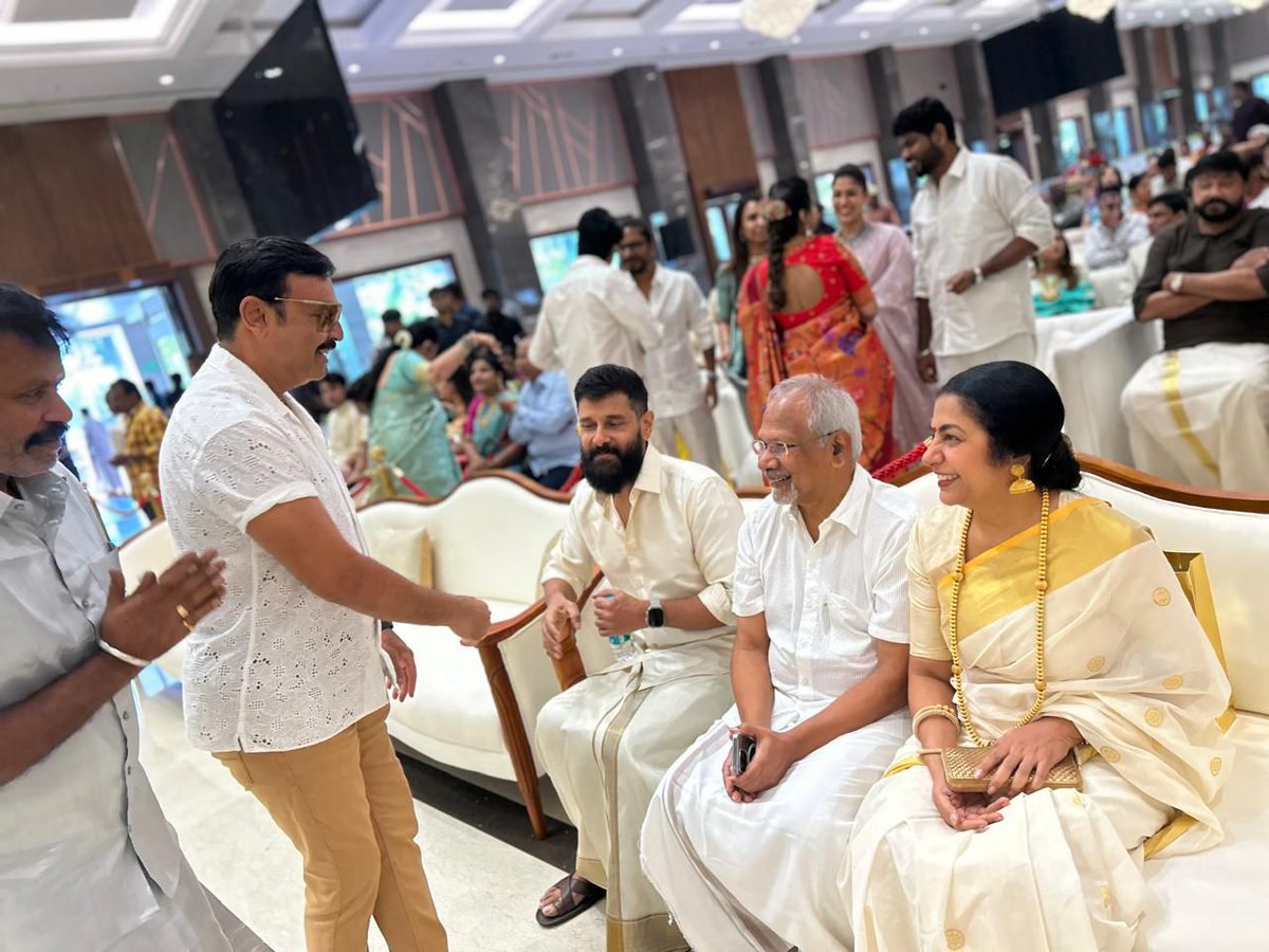 Versatile actor @ItsActorNaresh graced the wedding reception of director @shankarshanmugh's daughter, blessing the newlyweds with his presence.
@UrsVamsiShekar 
@hasinimani 
@chiyaan 
#ManiRatnam 
#18fms #18f