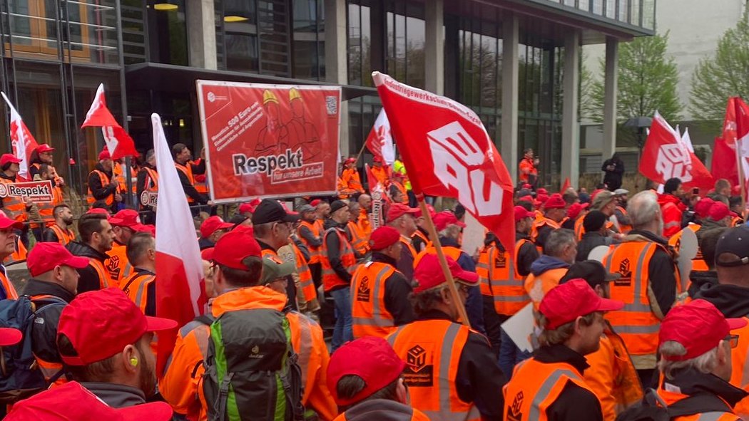 Nach drei ergebnislosen Runden gehen die #Tarifverhandlungen im #Bauhauptgewerbe jetzt in die Schlichtung. Start ist am 18. April. Wir rechnen mit rund 600 Bauleuten vor Ort in Wiesbaden, die unsere Schlichtungskommission unterstützen. ➡️ Ausführlich: igbau.de/Schlichtung-im…