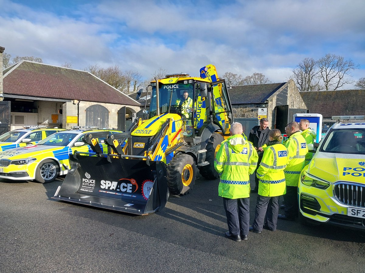 Roads Policing Instructors have incorporated the @SPOAplant partnership JCB into training before it's last event @ScotPlantEvent 24-26 April, Scotland’s largest construction exhibition. #ScotPlantExhibition