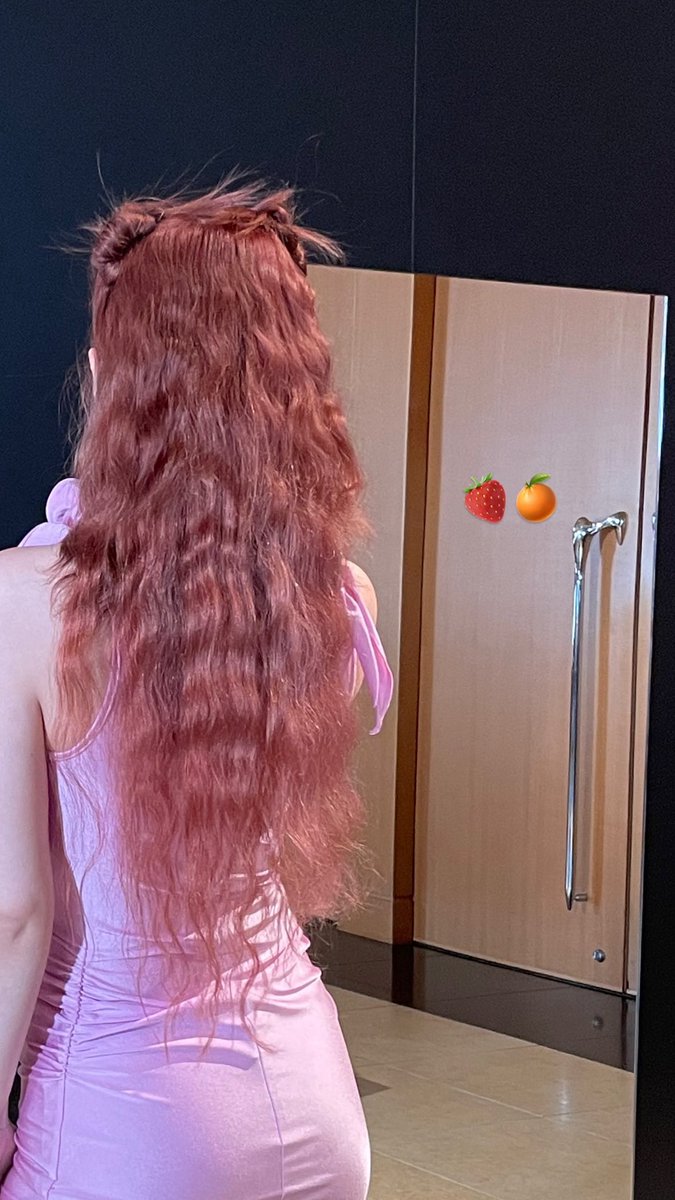 Nayeon of TWICE debuts red hair.