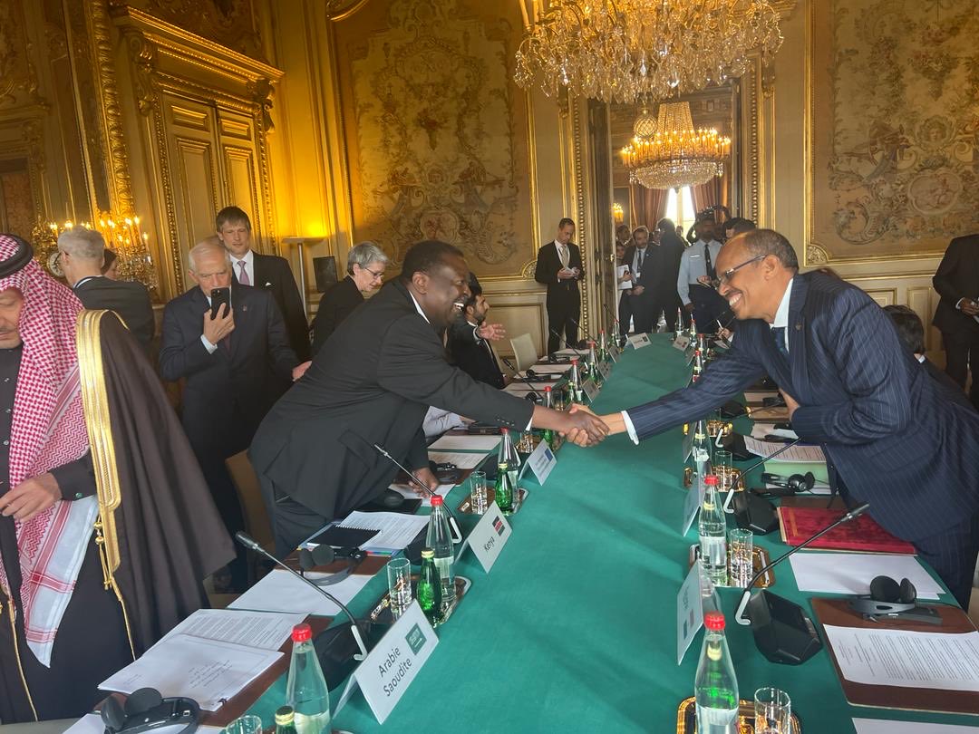 Avec le ministre Mudavadi , MAÉ kenyan en marge de la réunion ministérielle sur le Soudan à Paris ..