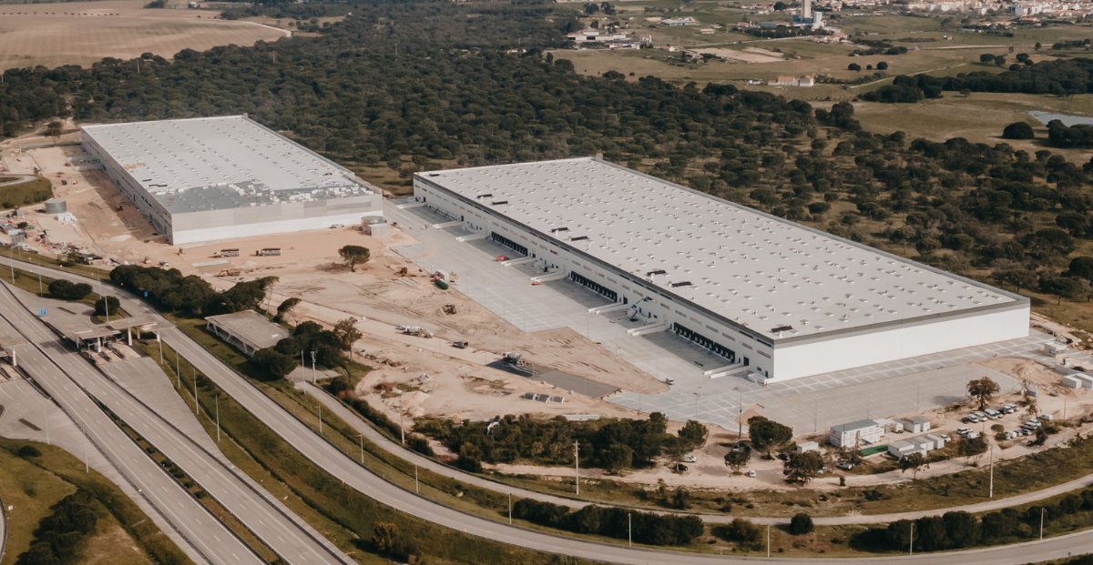 IndustrialMagna's tweet photo. Magna finaliza las 📷obras de la 𝗽𝗿𝗶𝗺𝗲𝗿𝗮 𝗻𝗮𝘃𝗲 𝗹𝗼𝗴í𝘀𝘁𝗶𝗰𝗮 del centro logístico 𝗕𝗲𝗻𝗮𝘃𝗲𝗻𝘁𝗲 𝗟𝗼𝗴𝗶𝘀𝘁𝗶𝗰 𝗣𝗮𝗿𝗸

Leer noticia 🔗 https://t.co/mv7vSmZoSX https://t.co/G9strbqX8L