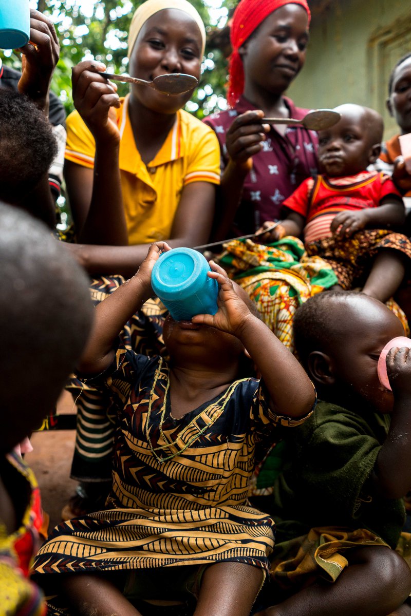 In #Burundi, children relish a bowl of nutritious porridge following a cooking class with Jeanine 🍲😋 The 'Maman Lumieres' initiative, supported by @KFW empowers mothers to embrace and spread healthy eating habits for their children's well-being.