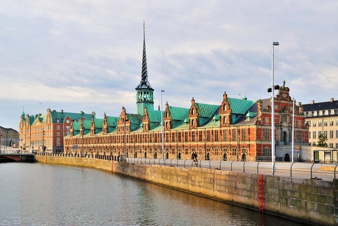 Terrible news &amp; so hard to watch as the 17th Century <a href="/borsendk/">Børsen</a> one of Copenhagen's oldest buildings has gone up in flames. The beautiful spire with it's iconic dragons has collapsed &amp; while some paintings have been saved, much will have been lost. 
bbc.co.uk/news/world-eur…