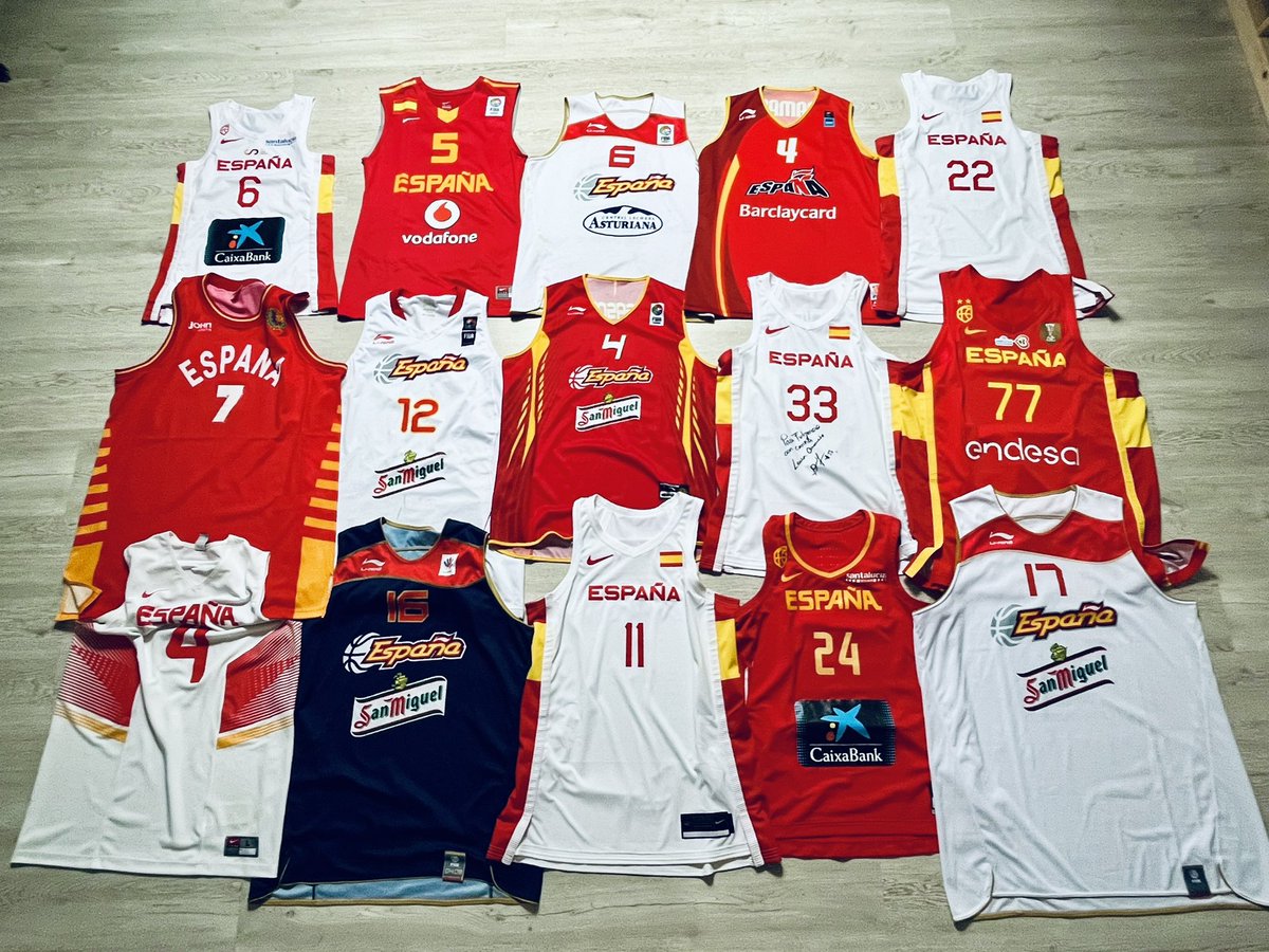 VicBotas's tweet image. Aparte de mi colección de altos, desde hace tiempo comparto colección de camisetas de la Selección con mi hija, en la que el basket femenino tiene mucha presencia.