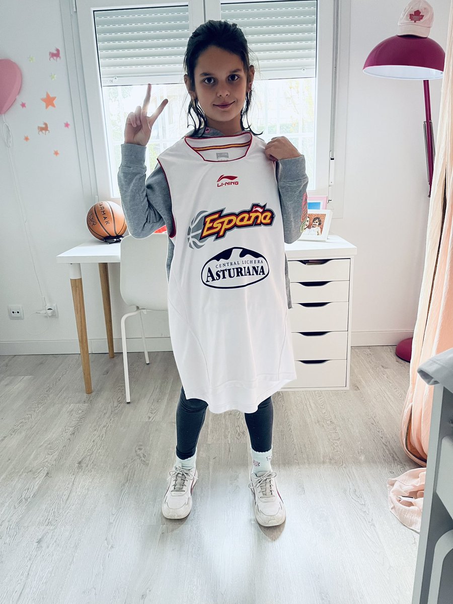 VicBotas's tweet image. Aparte de mi colección de altos, desde hace tiempo comparto colección de camisetas de la Selección con mi hija, en la que el basket femenino tiene mucha presencia.