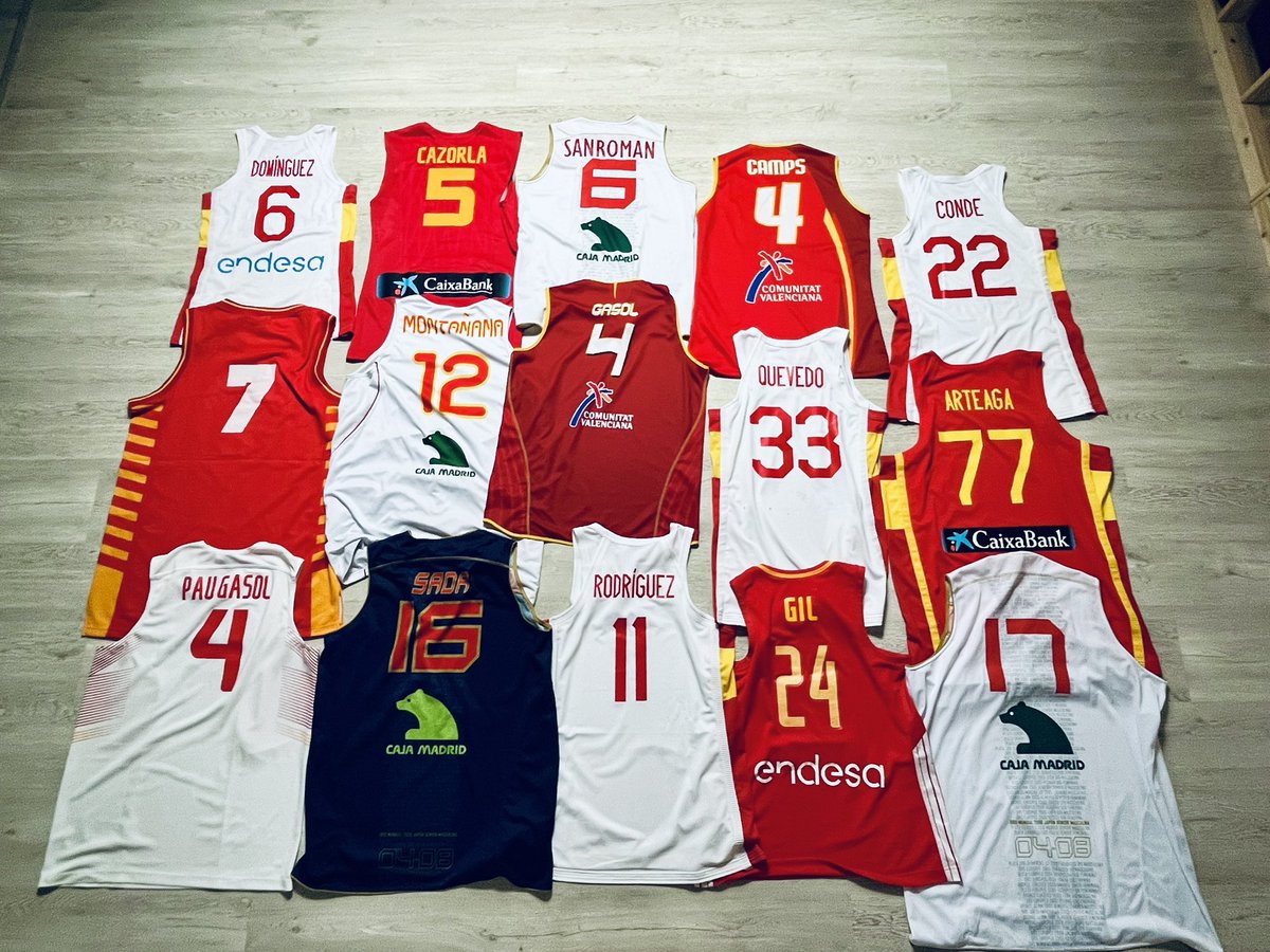 VicBotas's tweet image. Aparte de mi colección de altos, desde hace tiempo comparto colección de camisetas de la Selección con mi hija, en la que el basket femenino tiene mucha presencia.
