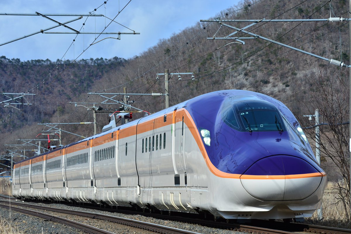 ／ JR東日本で活躍する さまざまな列車を紹介📢 ＼ 第一走者は3月16日に デビューしたばかりのE8系です。 🚄🚄🚄🚄🚄🚄🚄🚄🚄🚄🚄 外観や車内は、 山形の風土や文化を感じられる デザインに仕上がっています💺 技術面では、 全ての車両に揺れを低減させる フルアクティブサスペンションを搭載💡