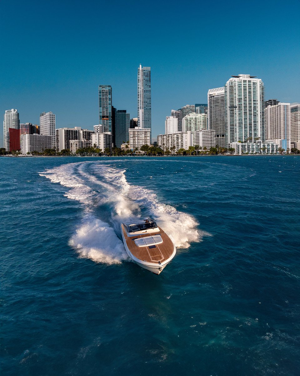 The sun-kissed sea becomes an endless playground aboard the Itama 62RS.

#FerrettiGroup #KeepBuildingDreams #ProudToBeItalian 🇮🇹 #MadeInItaly
ow.ly/p1Nx50RgTbN