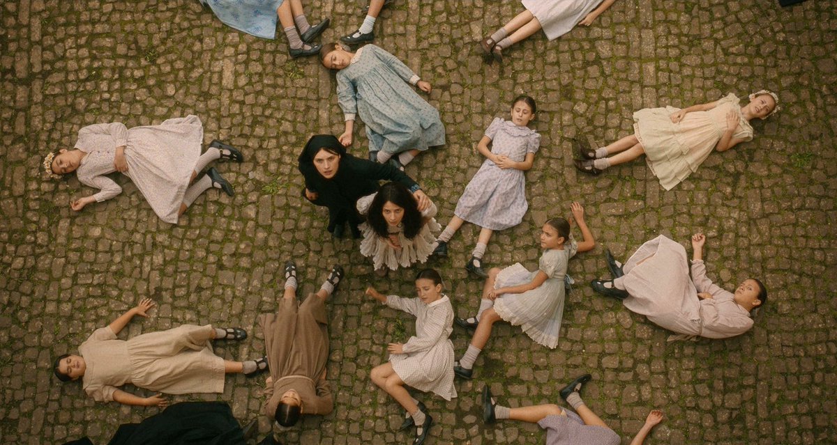 caganskry723's tweet image. #FirstOmen

İlk yarıda havaya sokmak için gereksiz birkaç tane jump scare var, onlar bittikten sonra ikinci yarı gerilim ağırlıklı gidiyor ve film çok daha güzel oluyor. Oyunculuklar ve hikaye iyi, ilk filme güzel göndermeler var. Genel olarak güzel bir korku filmi olmuş.