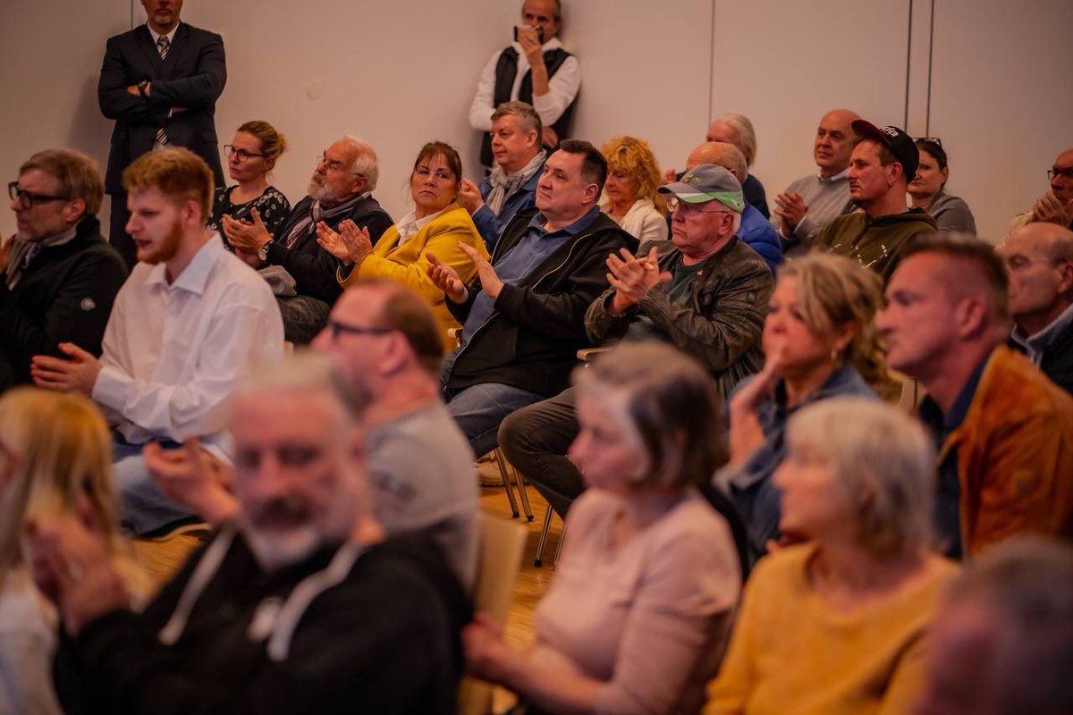 +++ Erfolgreicher Bürgerdialog in Teltow +++

Gestern durften unsere #Bundestagsabgeordneten René Springer, Norbert Kleinwächter und Dr. Götz Frömming vor einem vollen Saal in Teltow über ihre Arbeit im #Bundestag berichten.

Im Anschluss gab es mit den zahlreichen Gästen eine…