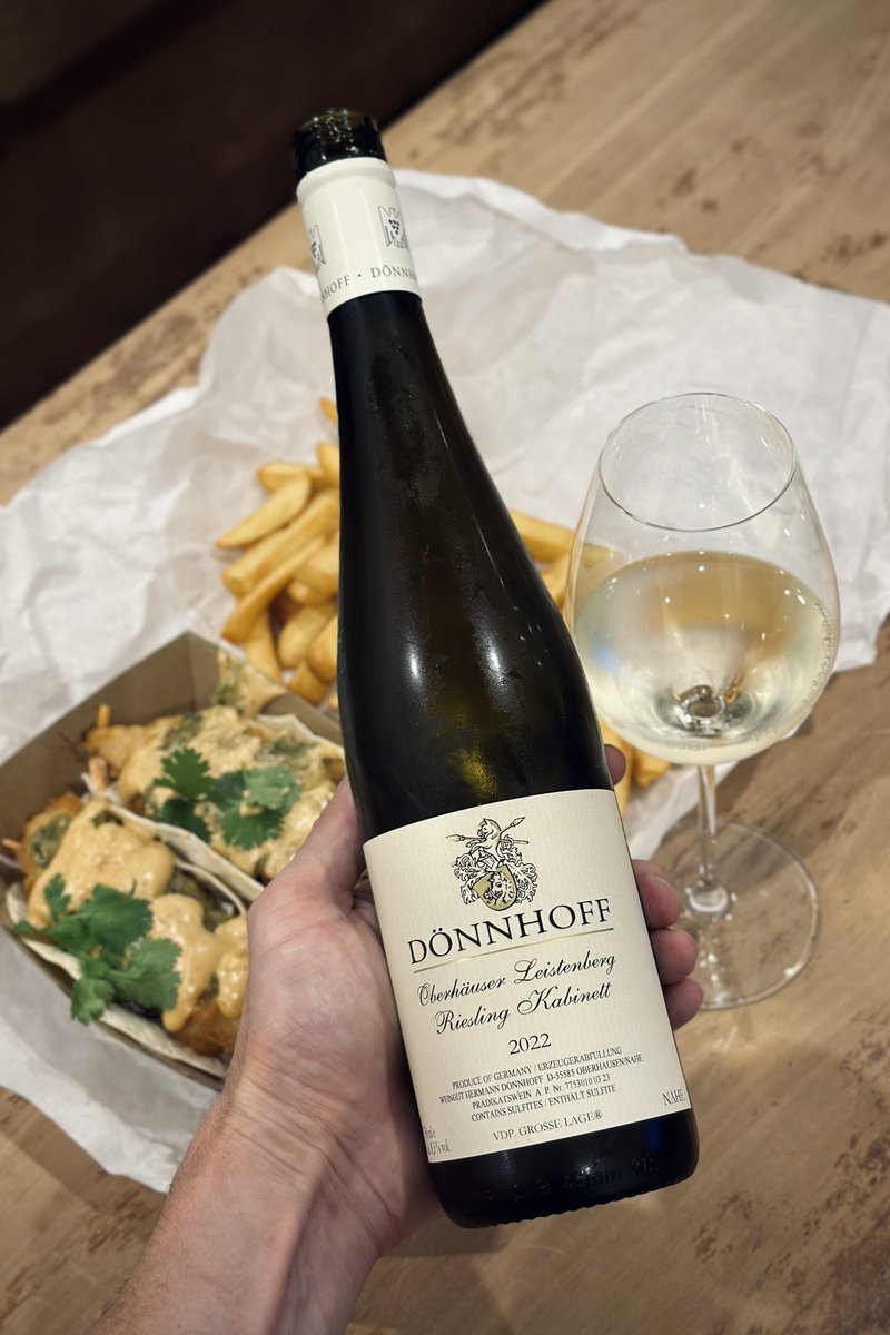 Now this is a great match! Fish Tacos from Nate’s Plaice in Westlynn. Epic. Elevated to the next level with an ethereal Dönnhoff Oberhäuser Leistenberg Riesling Kabinett 2022. At just 8.5%, the only problem is this whole bottle might be drunk solo…