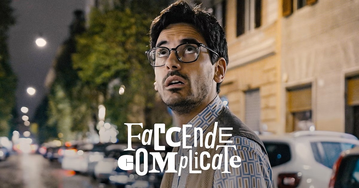 Il surreale viaggio per l'Italia di #FaccendeComplicate, condotto da Valerio Lundini, è arrivato nel preserale di #Rai3, dopo che tutte le puntate erano state rese già disponibili su #RaiPlay da gennaio. 
La 1ª puntata andata in onda ieri, nel preserale di #Rai3, segna 940.000