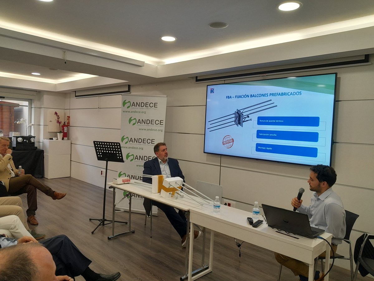 andece_general's tweet photo. Extraordinaria demostración práctica del empleo de las fijaciones de #Recense para balcones prefabricados de hormigón. Una solución técnica eficiente, segura y limpia https://t.co/HH5x1b1Vbn