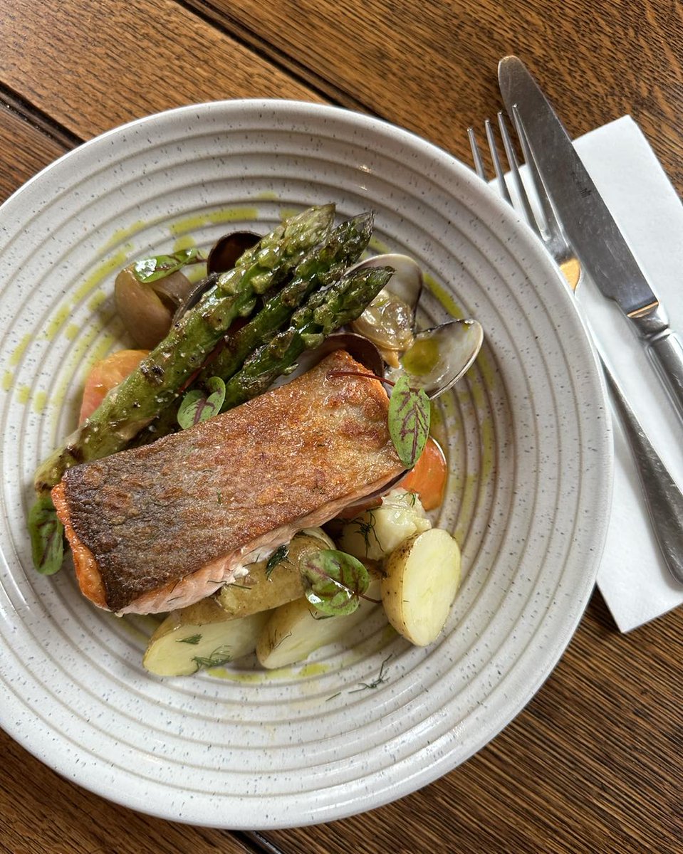 Happy Fish Friday from The Swan at Marbury  😀

Chalk stream trout served with asparagus, jersey royals, clams and heritage tomatoes

#fishfriday #friday #fish #trout #chalkstreamtrout #pubslimited #sawdaystravel #tastecheshire 
tastecheshire.com/places-to-eat/…