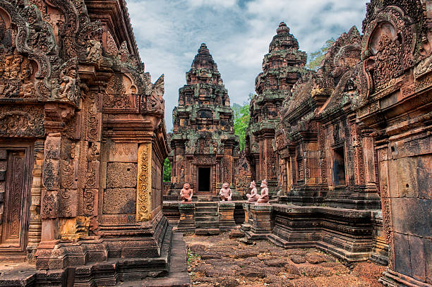 Horreur au Cambodge ! Classé au patrimoine mondial de l’Unesco, le site d’Angkor (Cambodge) est de plus en plus fréquenté par des youtubeurs locaux qui filment et torturent les singes. Le but ? Multiplier les vues et compléter leurs revenus en publiant ces vidéos sur les réseaux