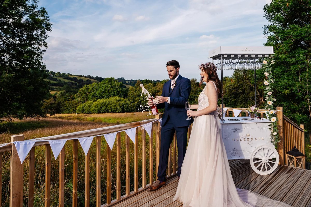 Hollyhollows offers a truly magical setting for your special day. Imagine sipping champagne on the decked seating area, watching the sun set across the valley—a picture-perfect moment for your special day! 🥂🌅 

thecompleteweddingdirectory.co.uk/Hollyhollows/e…

#barnweddingvenue #shropshireweddingvenue