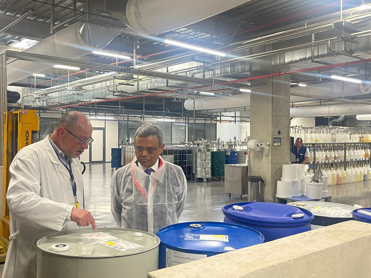 JawedAshraf5's tweet photo. In Grasse, ‘perfume capital of the world’, warmly received by Mayor @JeromeViaud, the 170-year old firm #Robertet and the trade association #Prodarom.

Growing links with India in perfumes and essential oils. 
Perfumery courses attracting growing number of Indian students. https://t.co/ROi8p2XQ4n